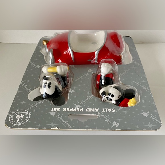 NEW Mickey & Minnie Mouse In Red Car Disney Parks Salt & Pepper Shakers Magnetic - Picture 11 of 11